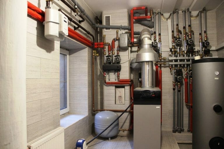 Gas-Wärmepumpe-Hybridheizung in dem Heizungskeller eines Gebäudes