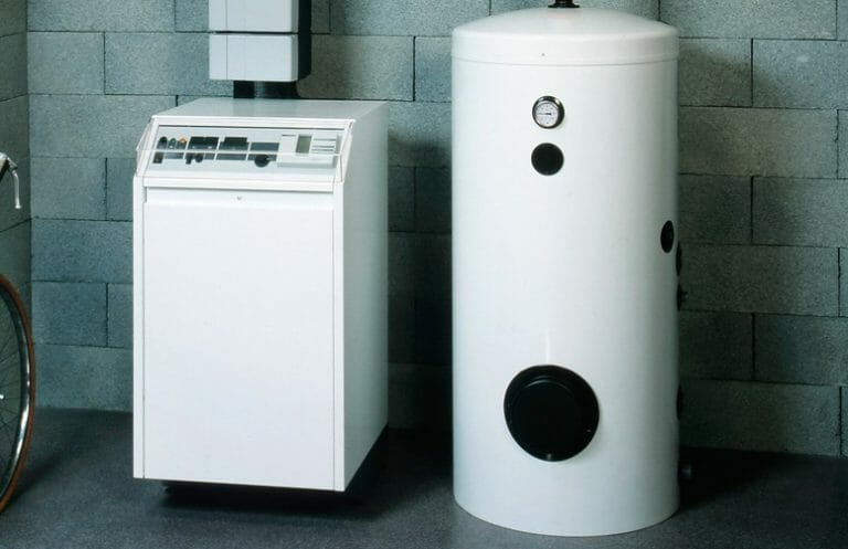 Gaskessel mit Warmwasserspeicher im Heizungskeller