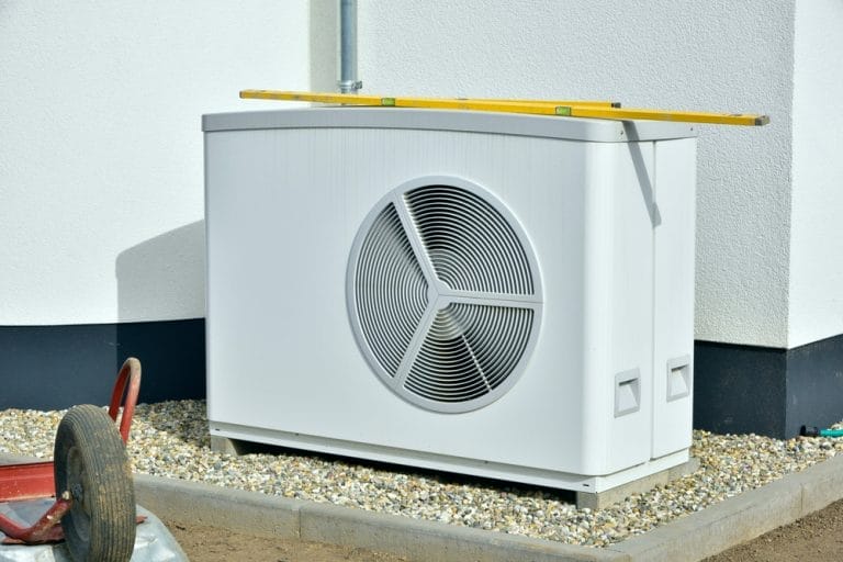 Wärmepumpe an der Hauswand eines Einfamilienhauses