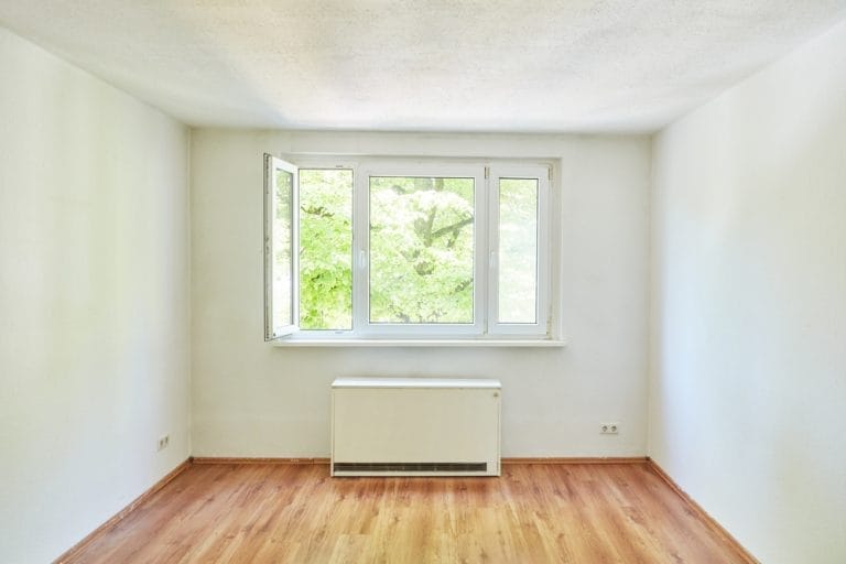 Nachtspeicherofen in einem modernen Raum